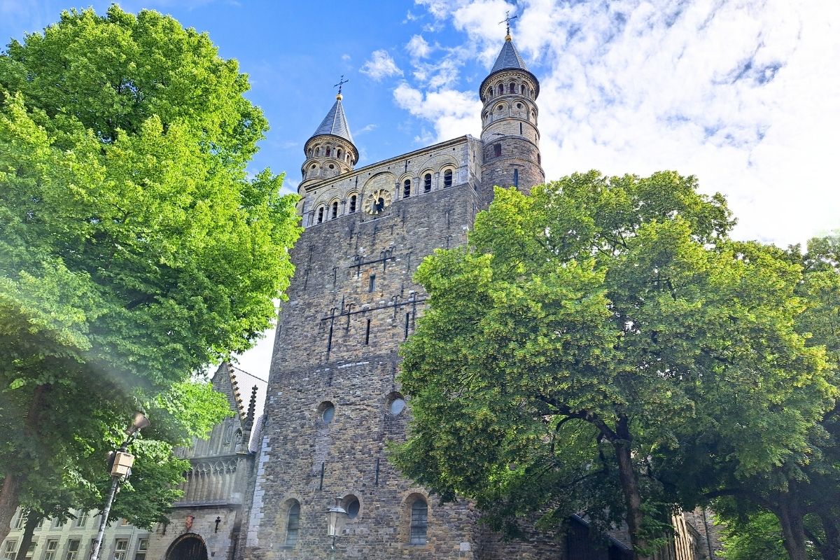 Onze-Lieve-Vrouwebasiliek aan het Onze Lieve Vrouweplein in Maastricht